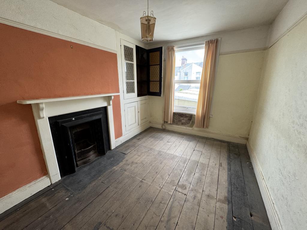 Lot: 113 - MID-TERRACE HOUSE FOR IMPROVEMENT - Bedroom three